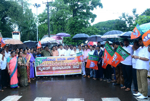 BJP stages protest 1